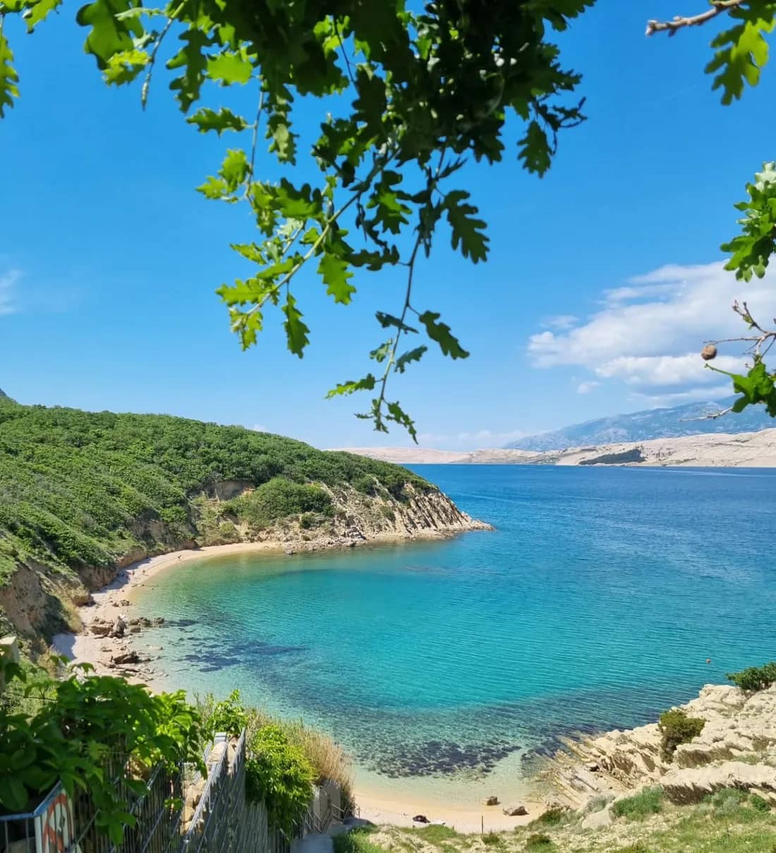 Baia di Rožin bok sull’isola di Pag con vista sul Velebit
