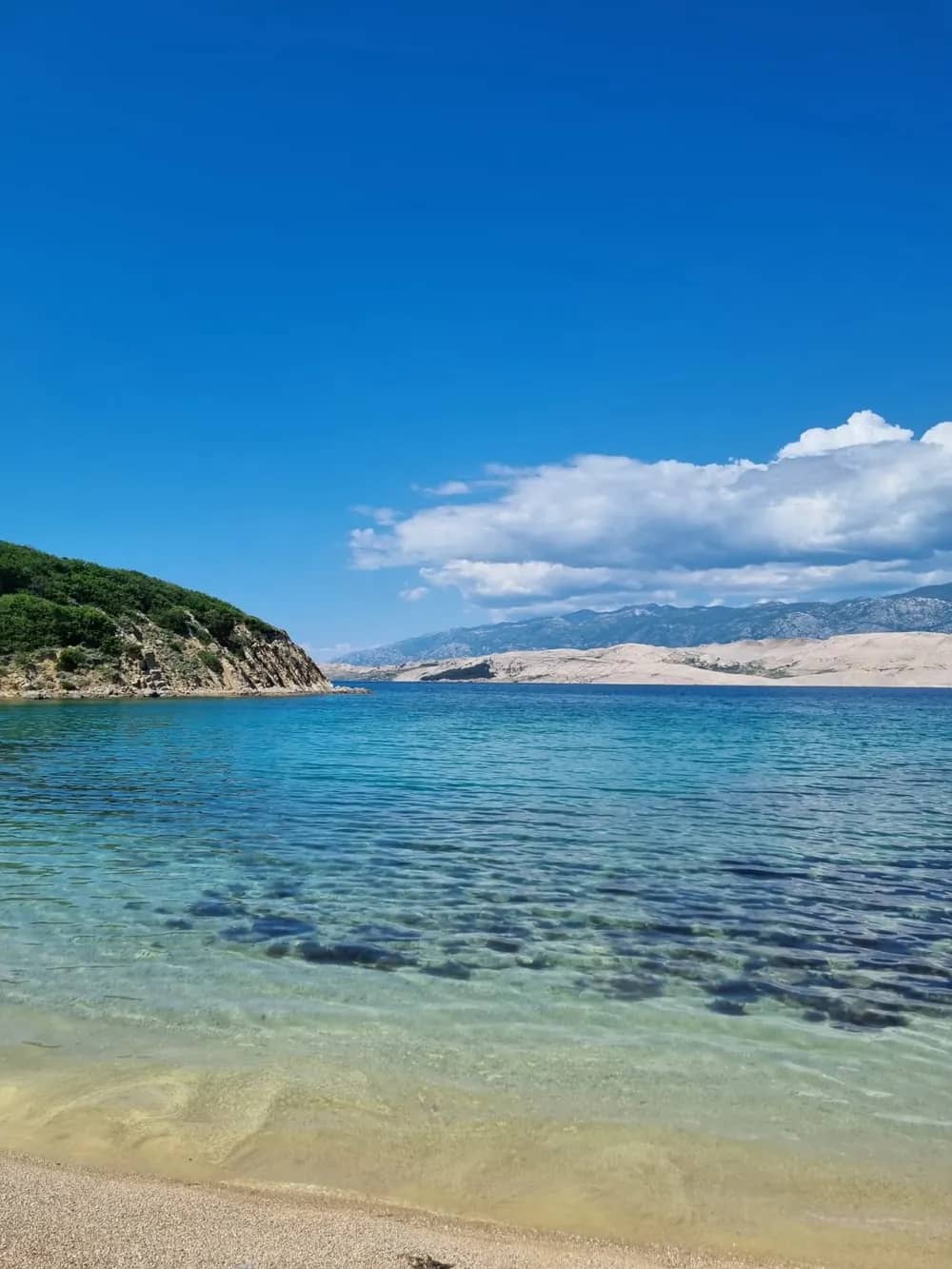 Acqua cristallina alla spiaggia di Rožin bok, Pag